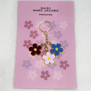 MARC JACOBS DAISY KEYCHAIN